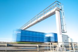 Plate-forme de chargement avec passerelle à abattant pour accès sécurisé aux citernes